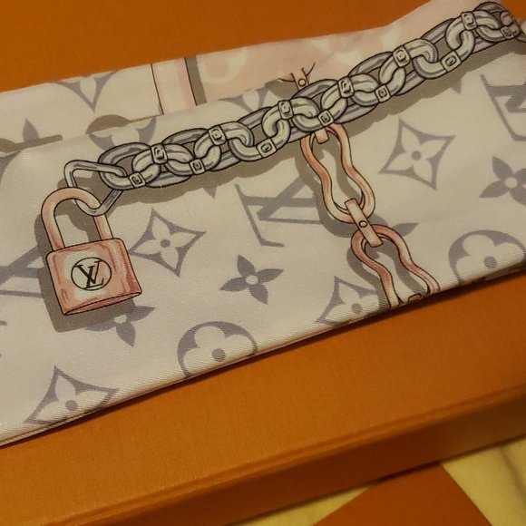 Louis Vuitton Monogram Pink Confidential Bandeau💞 - Picture 5 of 7